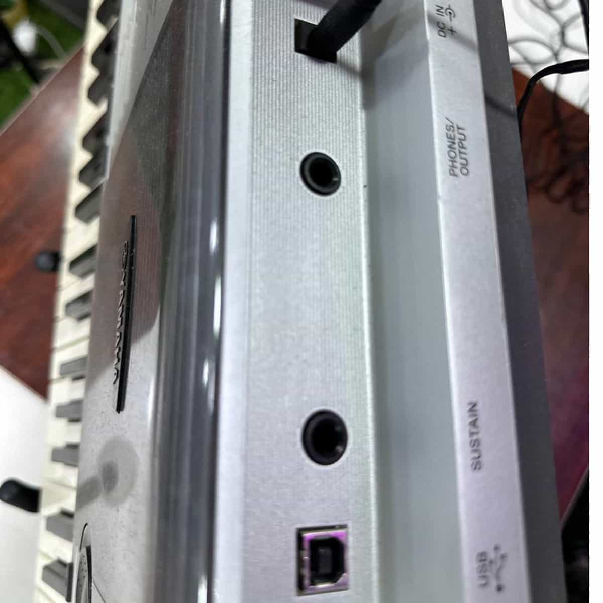 Neatly Used Yamaha PSR E403 Keyboard - Image 5